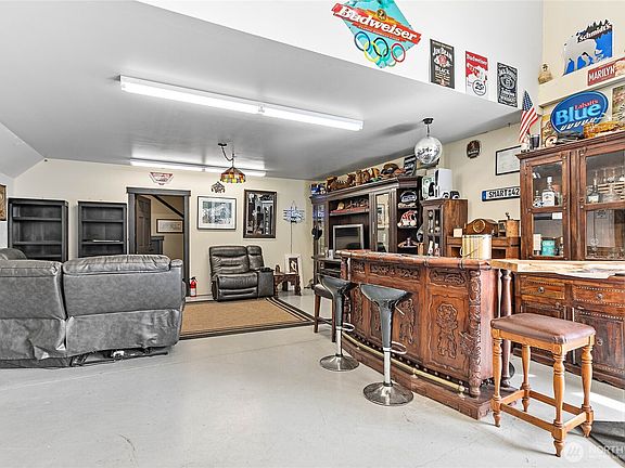5th image of 1082 W Smith