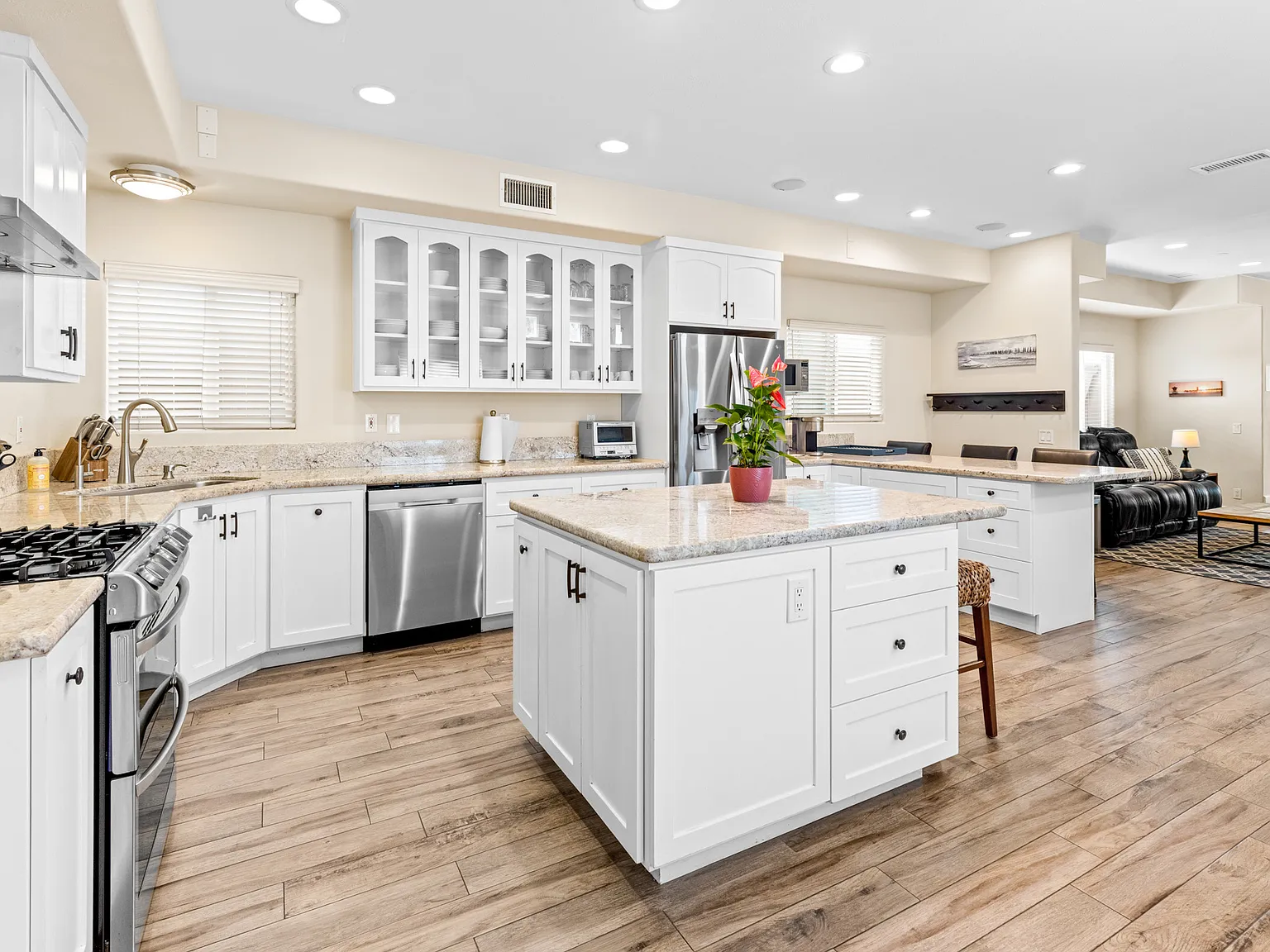 3 bed, 3.5 bath, 2800 sqft, $8,950 — Photo 4