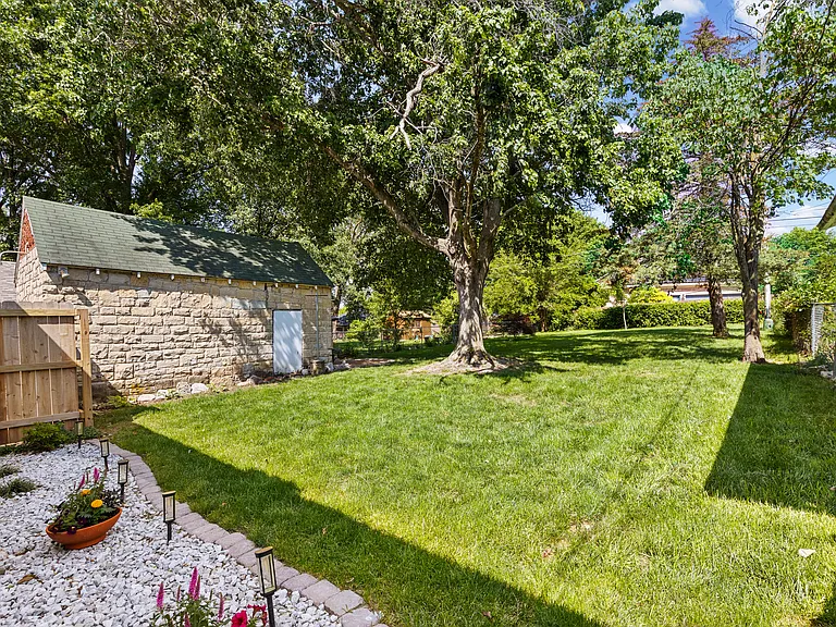 1936 Hayselton Dr — Photo 35