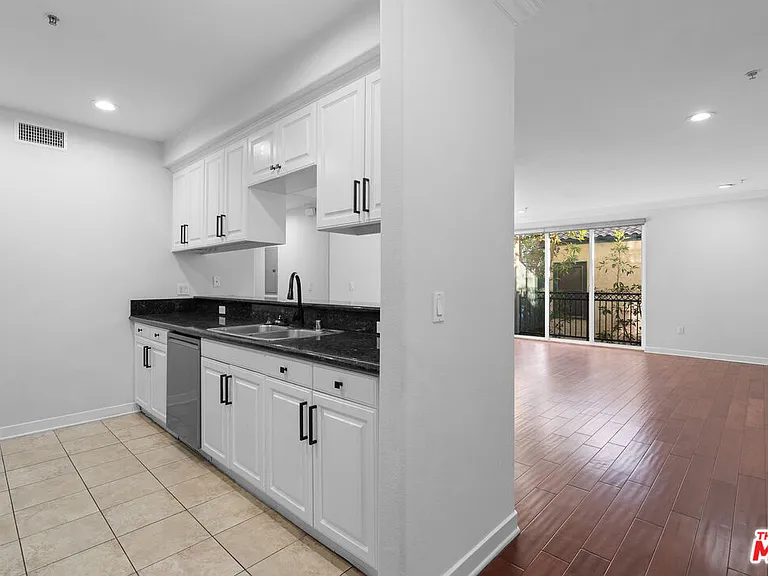 1401 S Saint Andrews Pl #201 — Photo 11