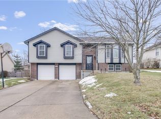 410 NE Station Dr, Lees Summit, MO 64086
