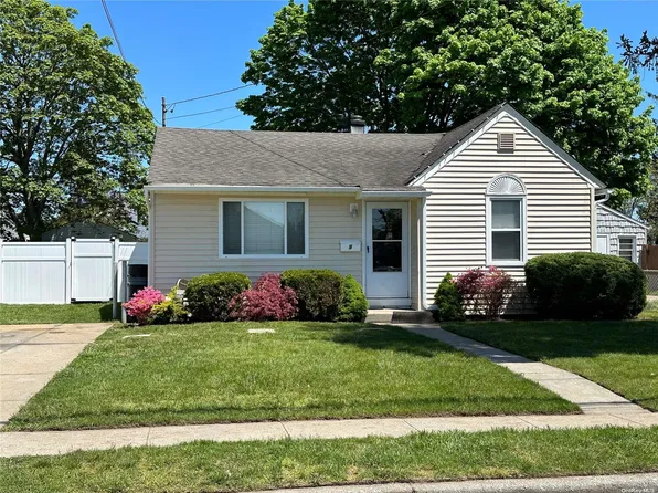 9 Washington Drive, Lindenhurst, NY 11757