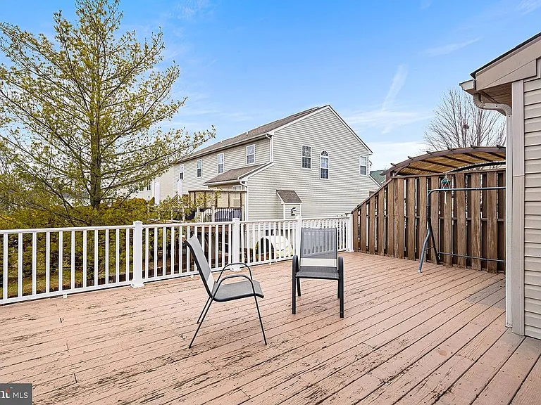 767 Hunter Dr — Photo 4