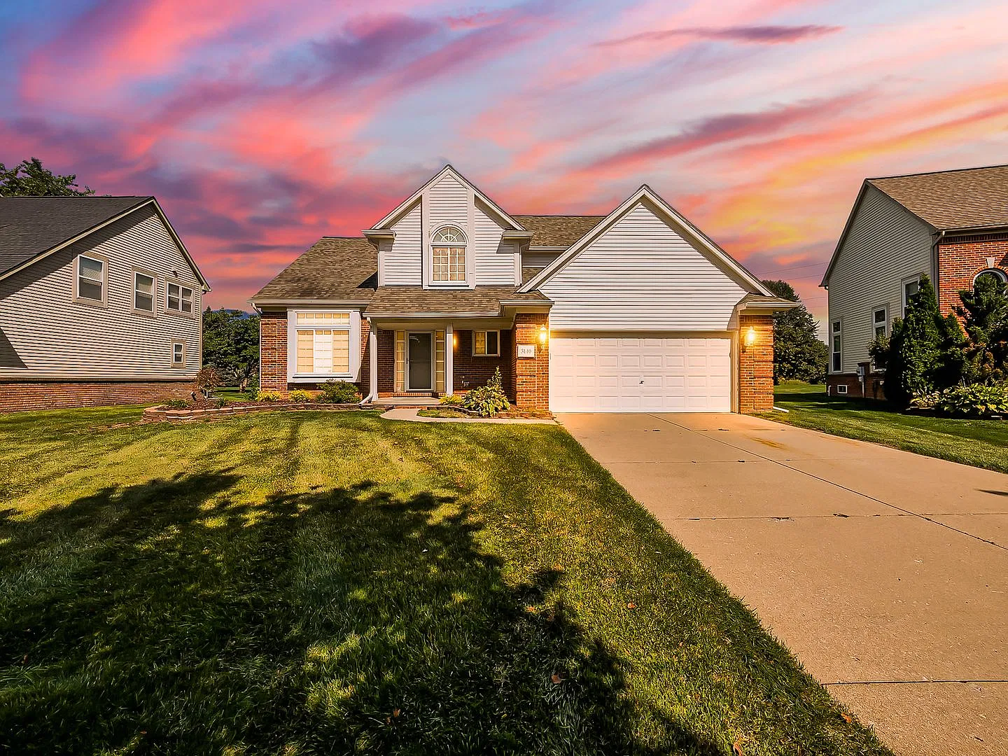 Spacious 4-Bedroom Colonial Home in Wixom! — Photo 1