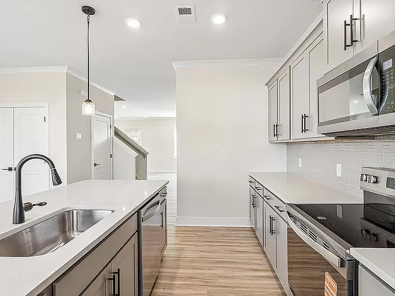 4 bed, 2000 sqft, $2,400 — Photo 3