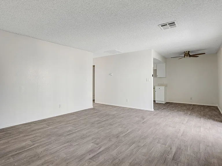 Windsor Arms Apartments — Photo 18