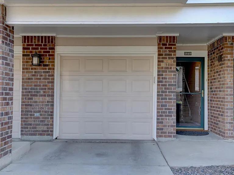 1849 Spaulding Cir — Photo 2