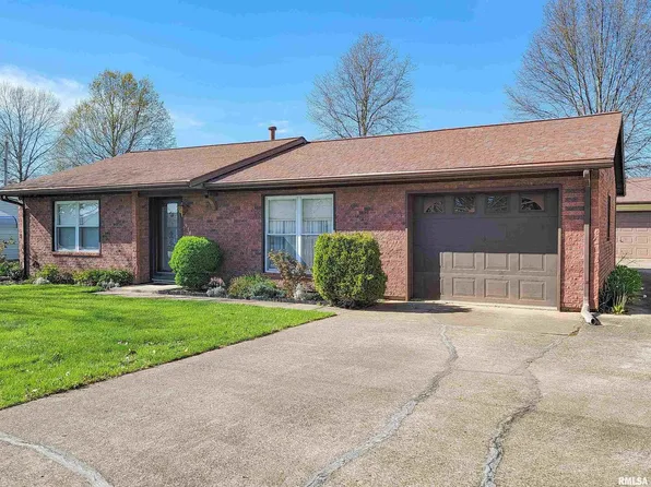 918 W 5th St, Flora, IL 62839