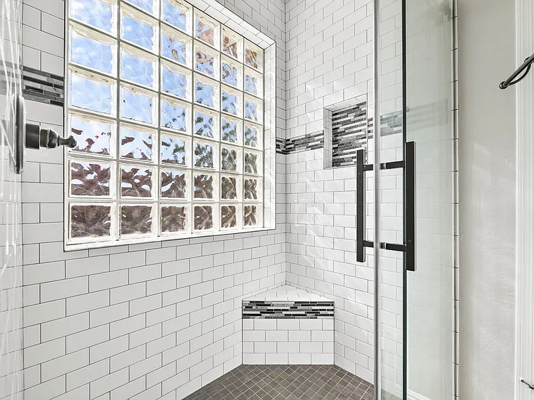 2433 W Ellis St — Photo 22