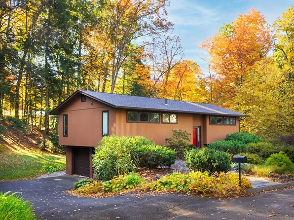 9 Red Fox Ln, Amherst, MA 01002