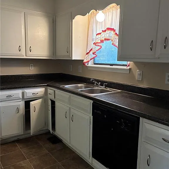 3253 Deshong Dr — Photo 6