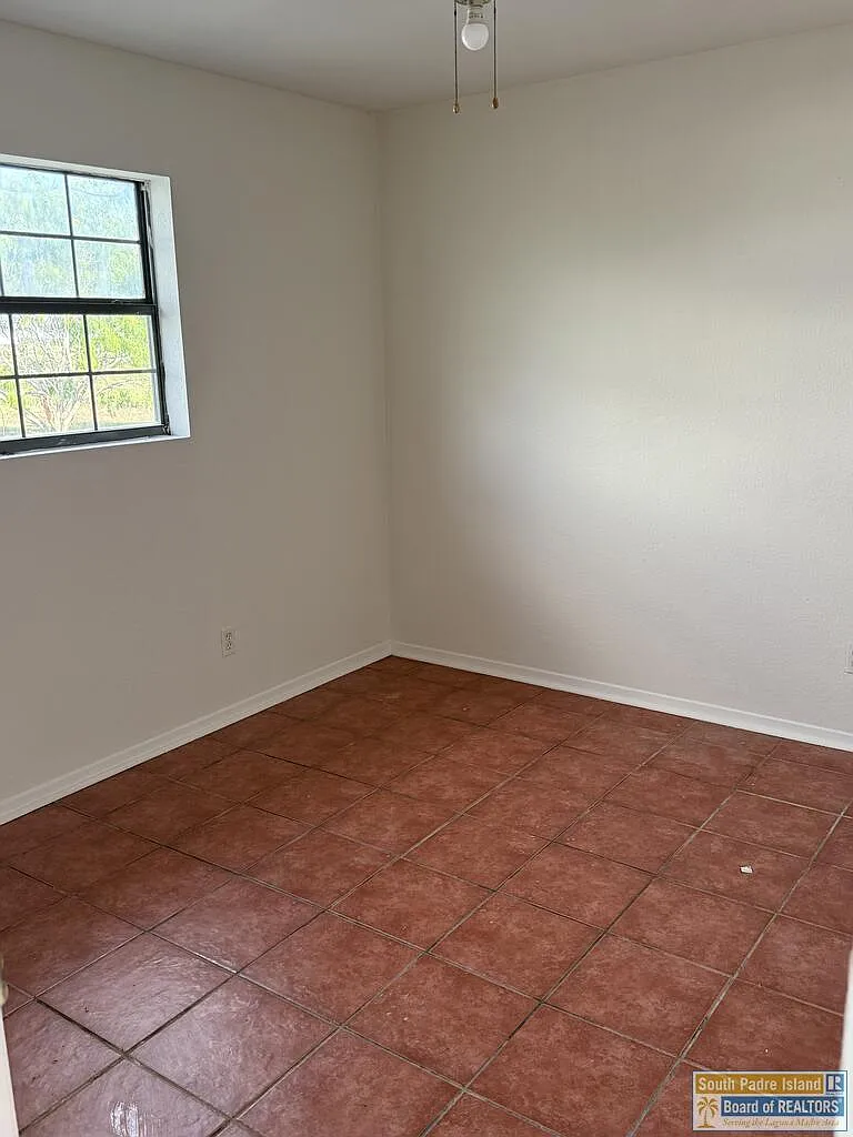 3 bed, 2.0 bath, 1200 sqft, $1,350 — Photo 4