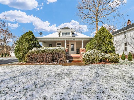 105 S Division St, Mahomet, IL 61853