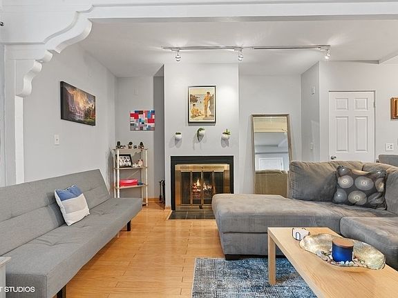 2nd image of 3223 N Kenmore Ave #1