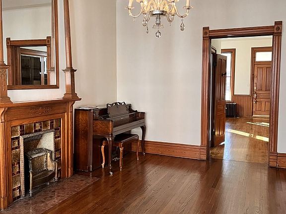 4th image of 2249 W Belmont Ave #2