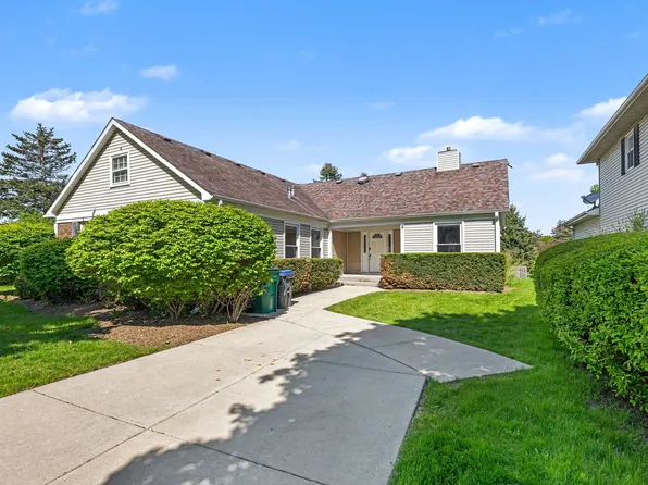 8 Greenvale Rd SE, Vernon Hills, IL 60061