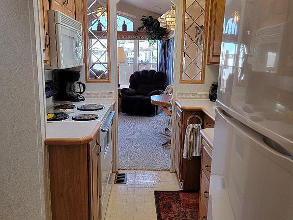 5th image of 105 E Hedge Dr