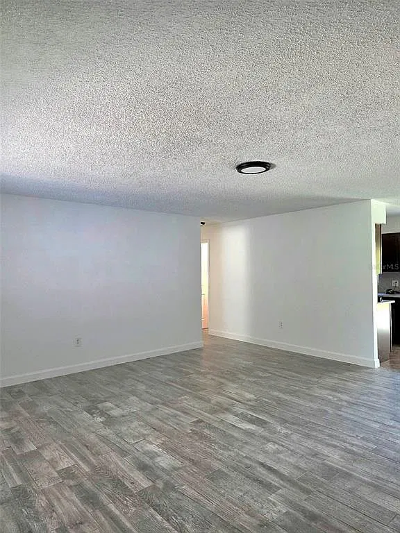 4 bed, 2.0 bath, 1336 sqft, $2,315 — Photo 4