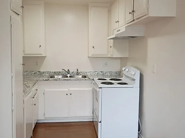 508 S Victoria Ave — Photo 14