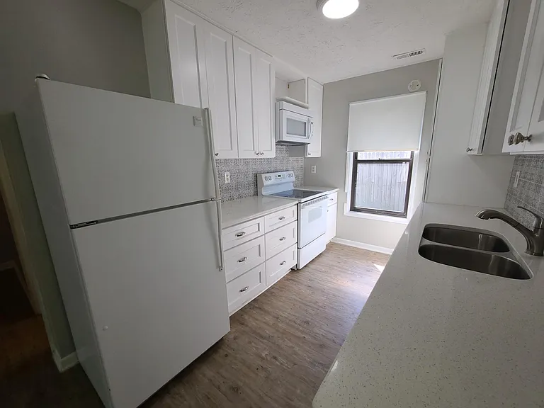 533 Hollyberry Ln — Photo 13