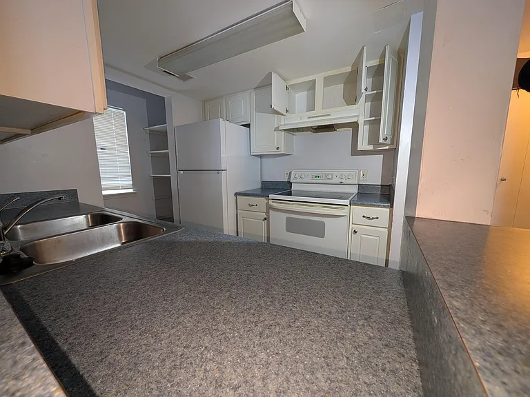 849 Brandon Ave — Photo 2