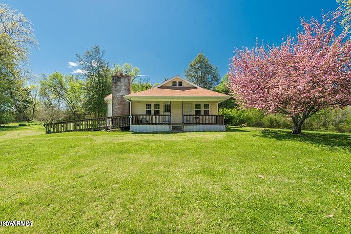 1st image of 405 Community Dr