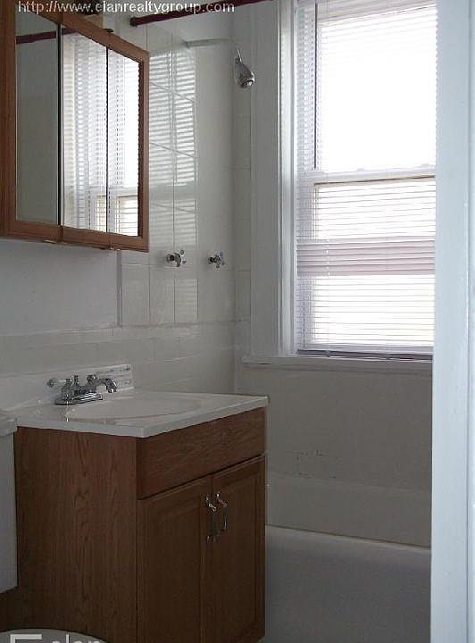 2nd image of 7600 N Greenview Ave APT 203