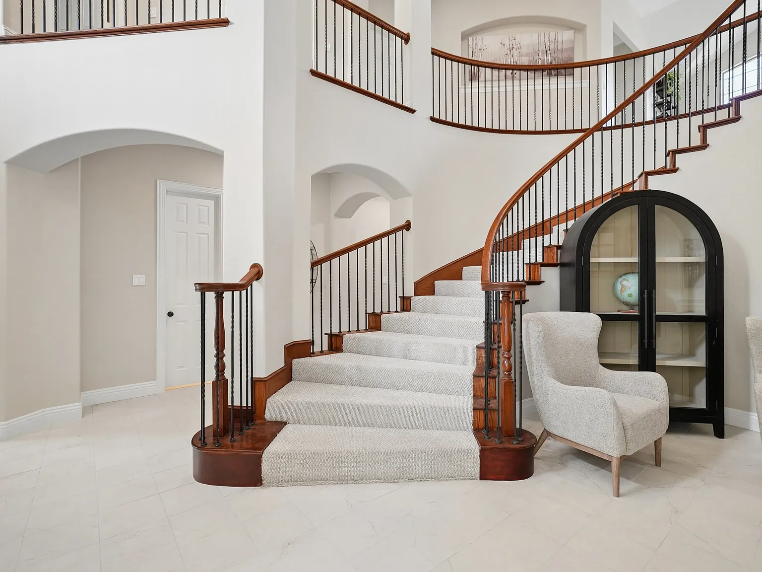 5 bed, 5237 sqft, $15,000 — Photo 2