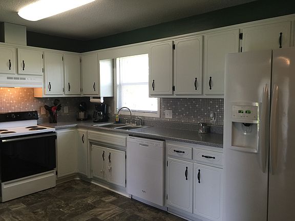 KITCHEN'S WINDOWED SINK