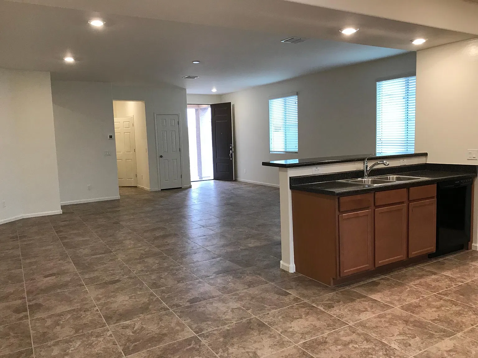 4 bed, 2200 sqft, $2,200 — Photo 3