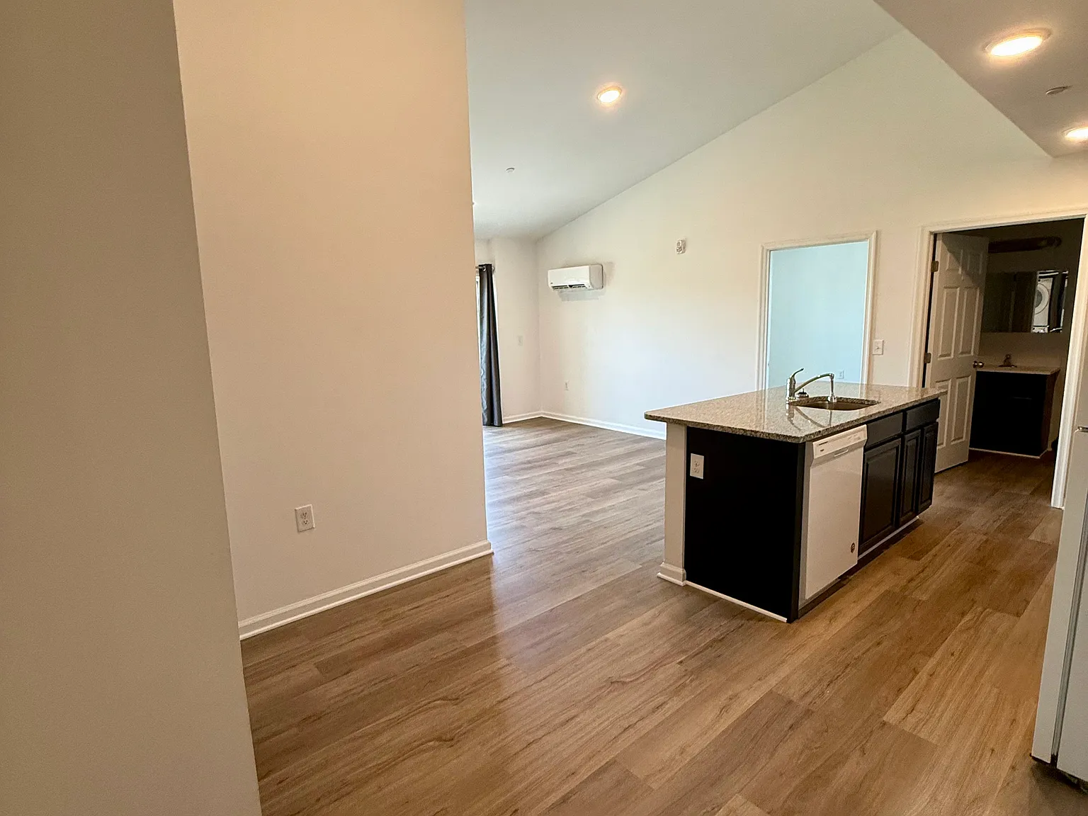 2 bed, 900 sqft, $2,200 — Photo 1