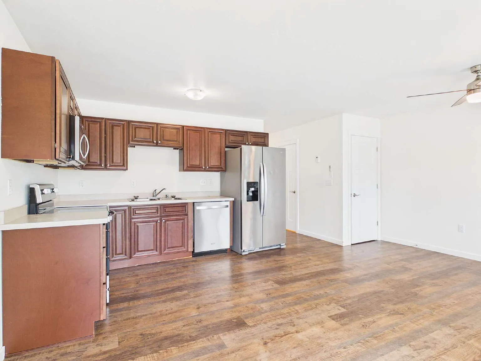 2 bed, 2.5 bath, 1024 sqft, $2,000 — Photo 2