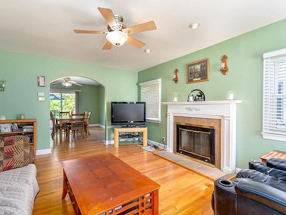 3rd image of 7811 Lake Ave