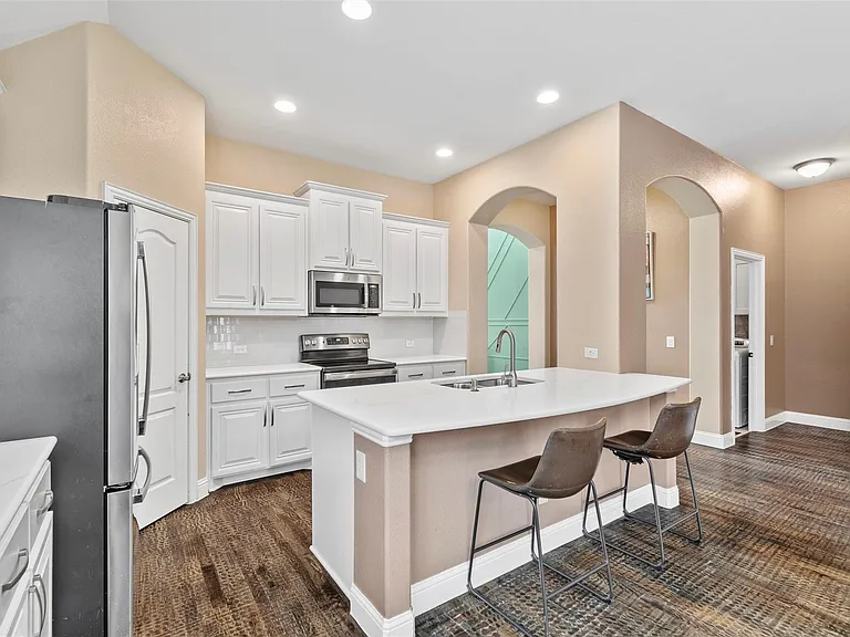 2116 Victoria Ln — Photo 5