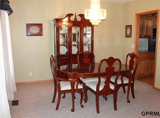 17814 Cinnamon Cir, Omaha, NE 68135