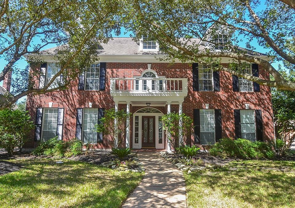 Gorgeous 4 bedrooms home with pool in the highly desired Green Trails Park subdivision.