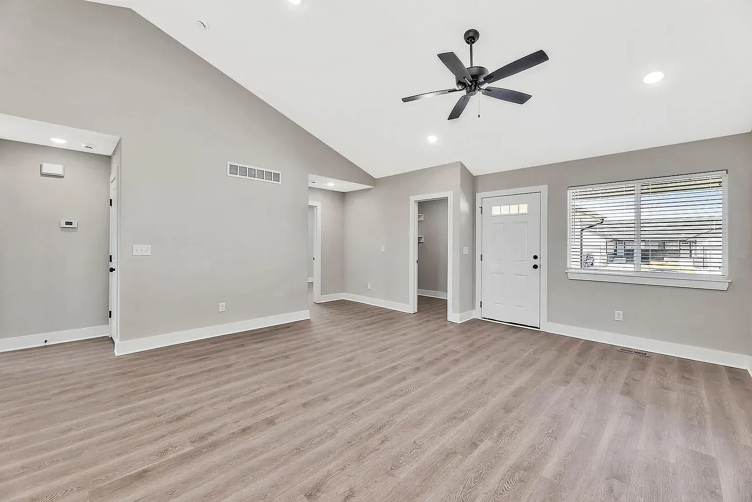 4 bed, 2000 sqft, $1,895 — Photo 4