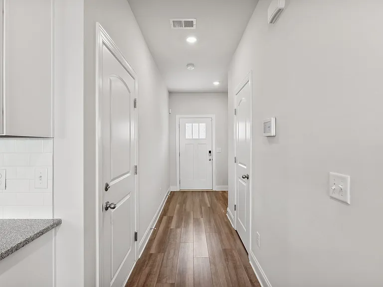 738 Prairie View Dr — Photo 4