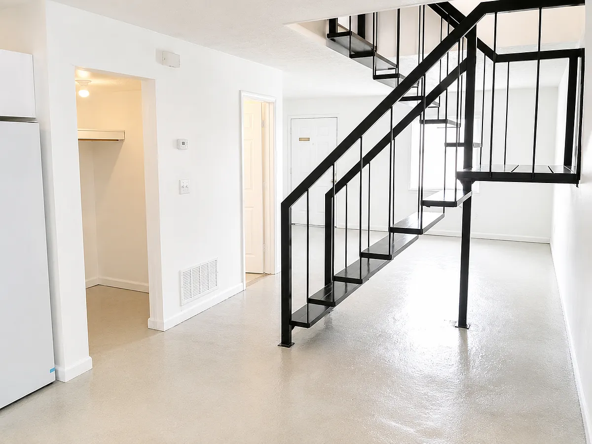 Building Photo - 662 Jolly Ave S #8
