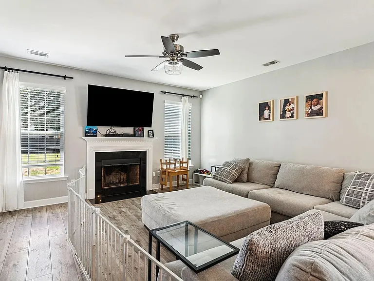 221 Berwick Dr — Photo 4