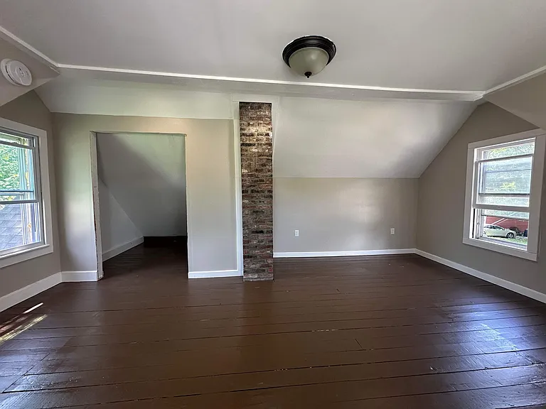 145 Osborne St — Photo 5