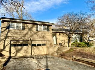 7710 Chadwick St, Prairie Village, KS 66208