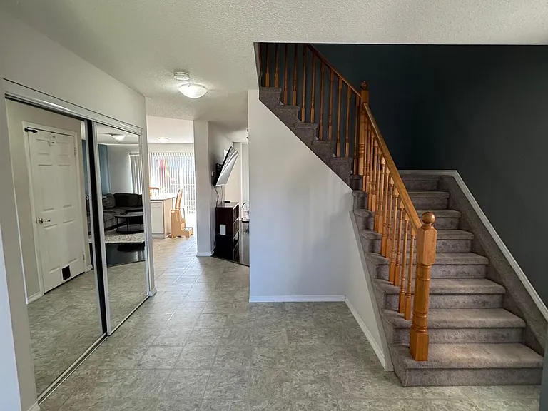 20 Courtney Cres — Photo 2