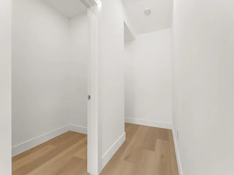 111 W 35th St — Photo 12