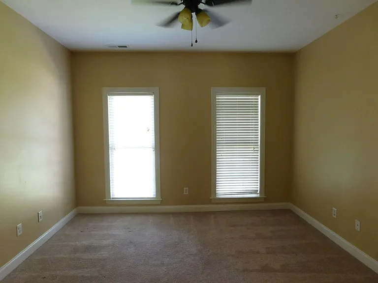 300 Taliaferro Ln — Photo 33