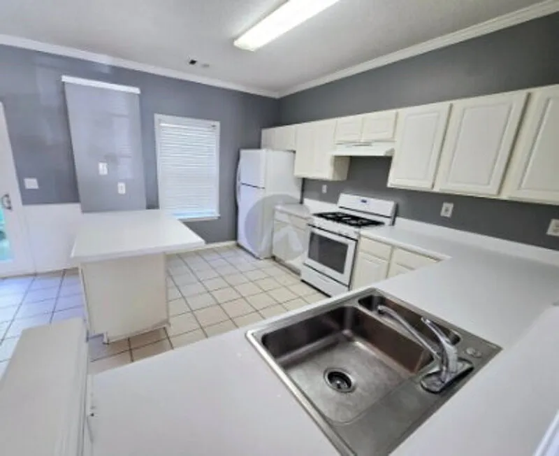 Building Photo - 9165 Nesbit Ferry Rd #15