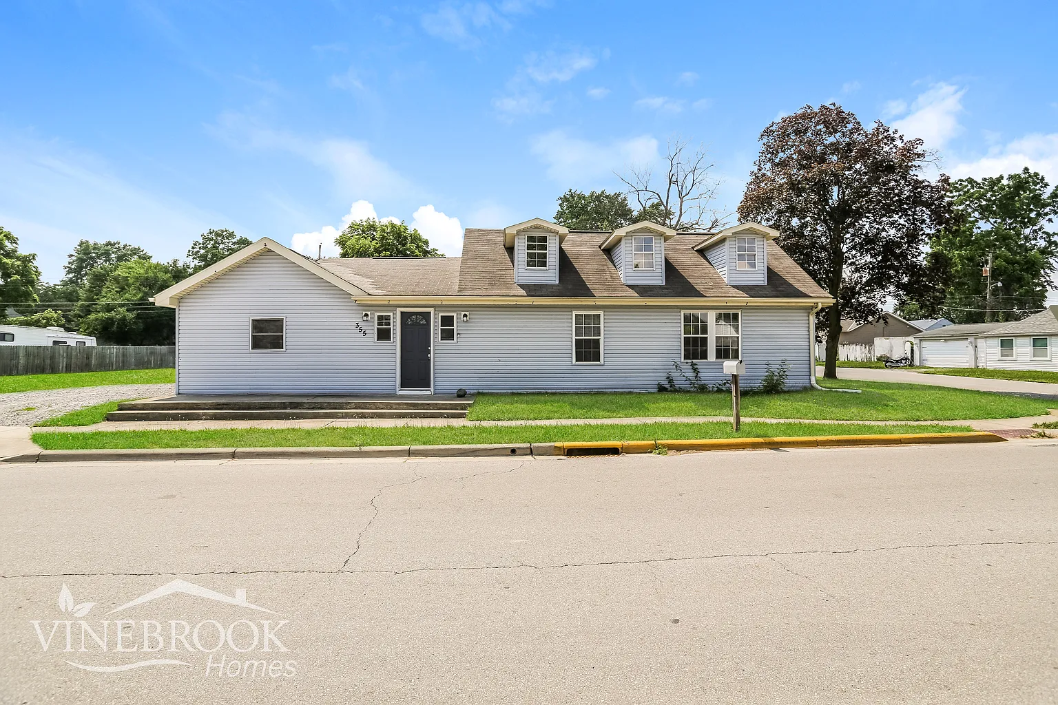 355 Woodlawn Ave photo 1
