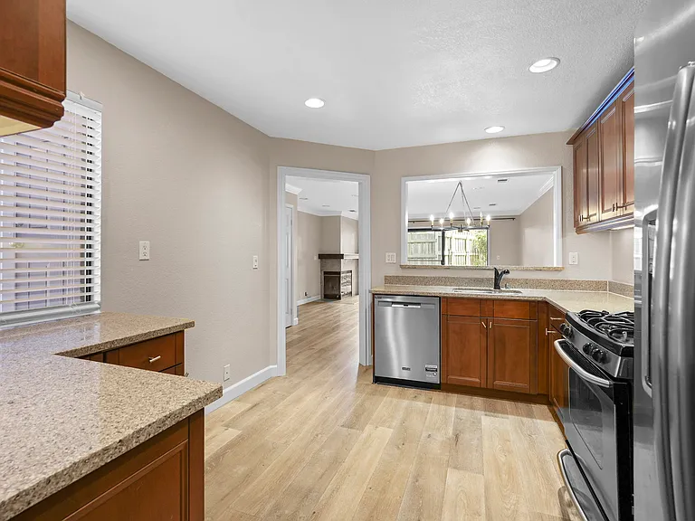 400 Creekview Dr — Photo 6