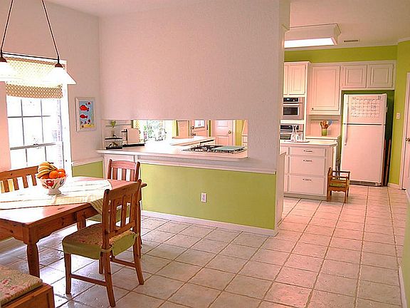 Breakfast and Kitchen Area