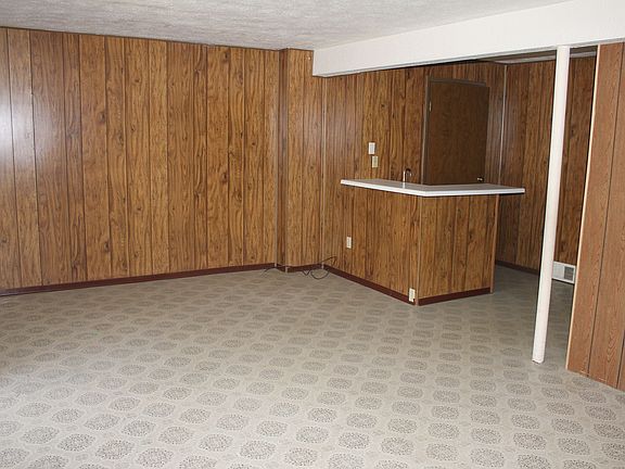 Finished Basement with Wet Bar